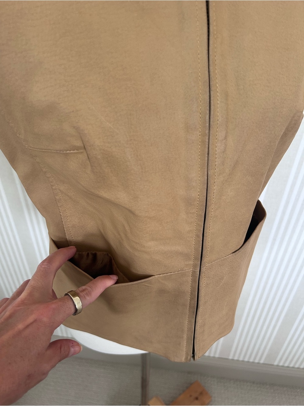 Vintage AMI 100% Genuine Leather Tan Sleeveless Zip Front Collared Vest Small - Picture 4 of 9